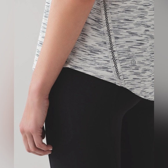 Lululemon Women’s Lost in Pace Short Sleeve Tiger Space Dye Blk & White Sz Small - Picture 2 of 10